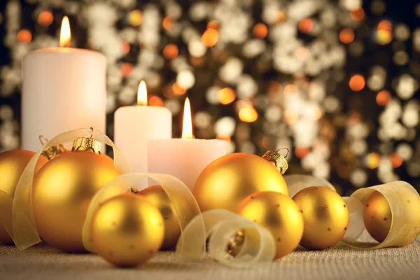 Glitter bokeh arka plan üzerinde sıcak Noel dekorasyon — Stok fotoğraf