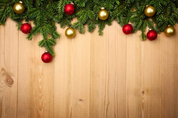 Fondo de Navidad con abeto y adornos en madera — Foto de Stock