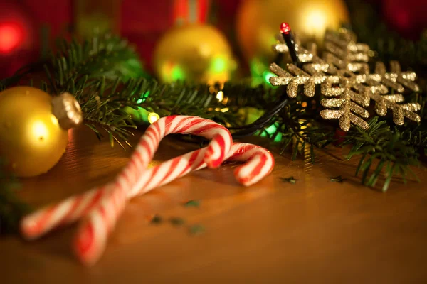 Caramelle natalizie con ghirlanda e bagattelle — Foto Stock
