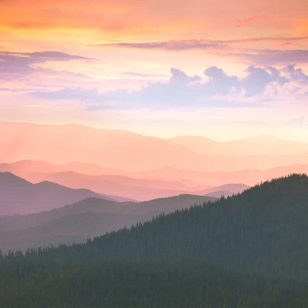 Tramonto colorato nelle montagne dei Carpazi — Foto Stock