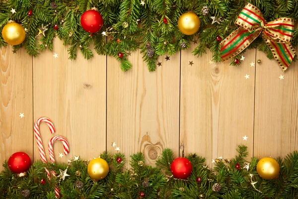 Boże Narodzenie tło z sosnowe, cukierki i bombki — Zdjęcie stockowe