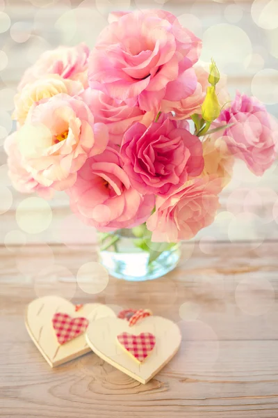 Love Still life - Beautiful Eustoma Flowers and Two Handmade Hea — Stock Photo, Image