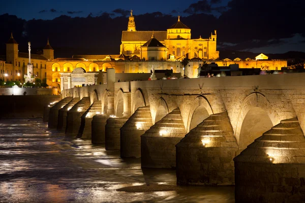 Mešita (mezquita) a římský most v nádherné noci, Španělsko, — Stock fotografie