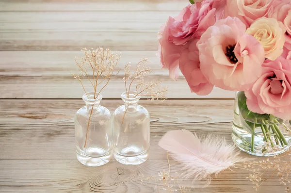 Natura morta vintage con fiori di Eustoma in un vaso con pauroso — Foto Stock