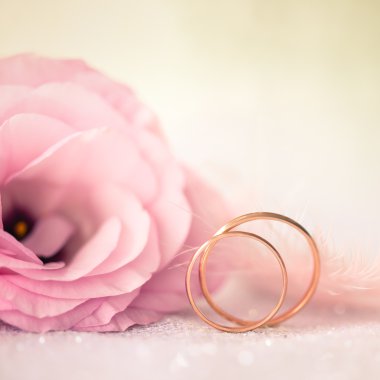 Altın yüzük ve güzel çiçek aşk düğün arka plan