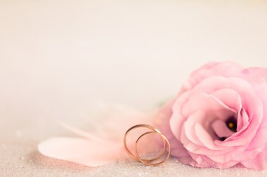 Arka plan ile altın düğün yüzük, nazik çiçek ve ışık PIN