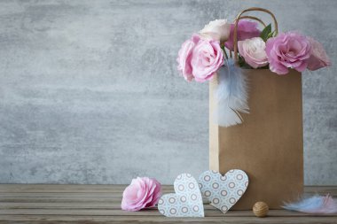 Romantik arka plan gül ve el yapımı Kalpler