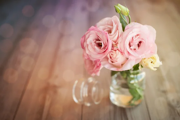 Kleurrijke Stilleven met rozen in een glazen vaas — Stockfoto