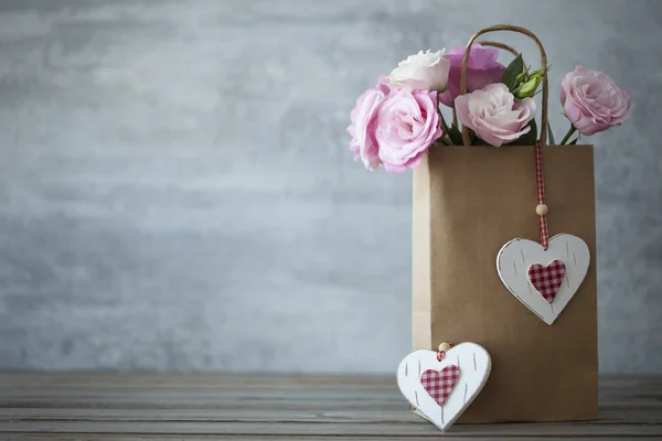 День Святого Валентина мінімалістичний фону з квітами — стокове фото