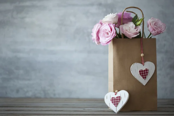 St. Valentijnsdag minimalistische achtergrond met bloemen — Stockfoto