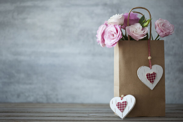 День святого Валентина минималистичный фон с цветами
