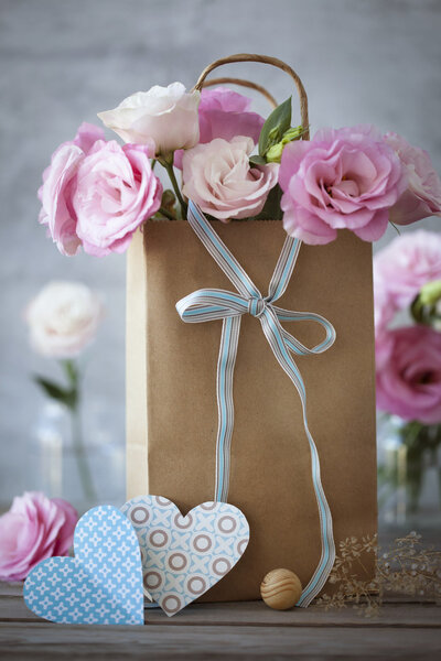 День святого Валентина Вертикальный фон с цветами, бумажное сердце
