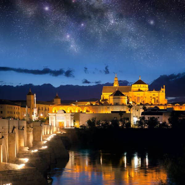 Romerska bron och moskén (Mezquita) på natten, Spanien, Europa — Stockfoto