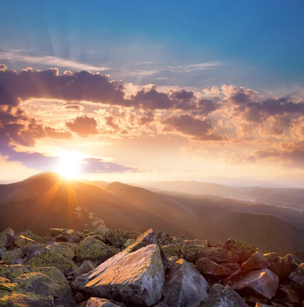 Beautiful sunset in the mountains landscape. Dramatic sky and co — Stock Photo, Image