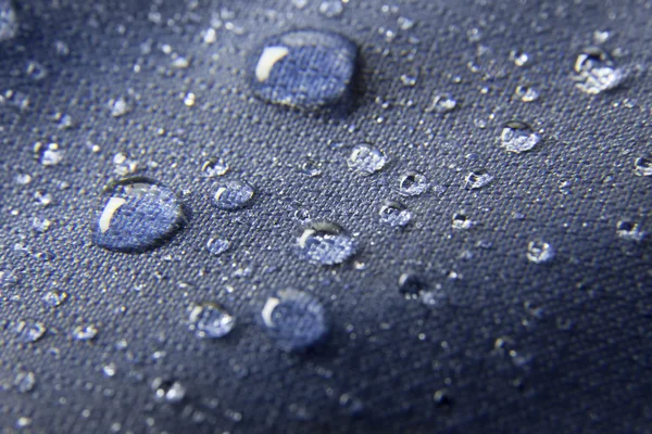 Vattentätt membran av blå textil bakgrund med droppar — Stockfoto