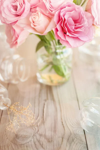 Fond vertical rétro clair avec des roses — Photo