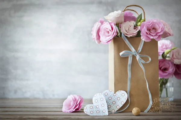 Fondo de San Valentín con rosas flores y Corazones —  Fotos de Stock