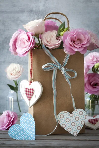 San Valentín fondo horizontal con flores, corazones y —  Fotos de Stock
