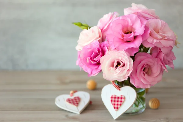 Deux coeurs de Saint-Valentin faits à la main et de belles fleurs — Photo