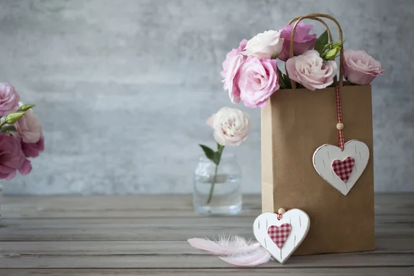 Liebe Vintage Stillleben Hintergrund mit Rosen und Herzen — Stockfoto