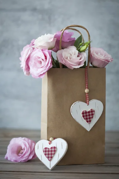 Regalo romántico con rosas y corazones — Foto de Stock