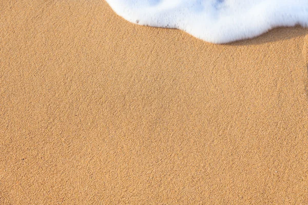 Zachte golf van de zee op het zandstrand — Stockfoto