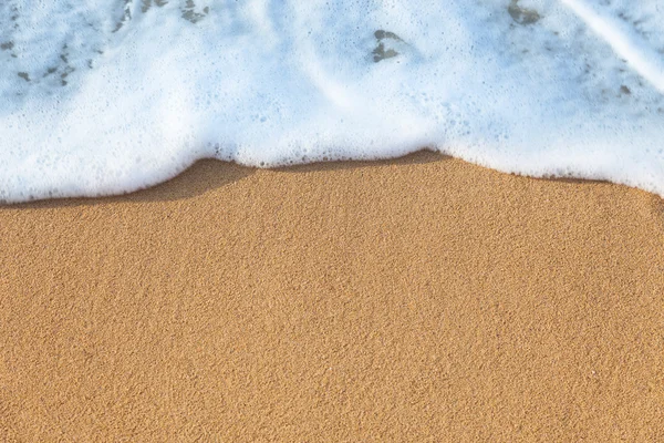 Myk bølge av havet på sandstranden - bakgrunn – stockfoto