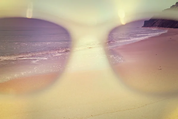 Κοιτάξετε προς τη θάλασσα μέσα από τα γυαλιά ηλίου - καλοκαίρι έννοια, vin — Φωτογραφία Αρχείου