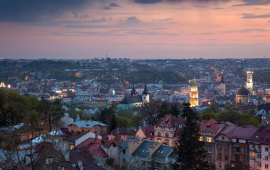 Gün batımında, eski şehrin panoramik havadan görünümü. Lviv, Ukrayna