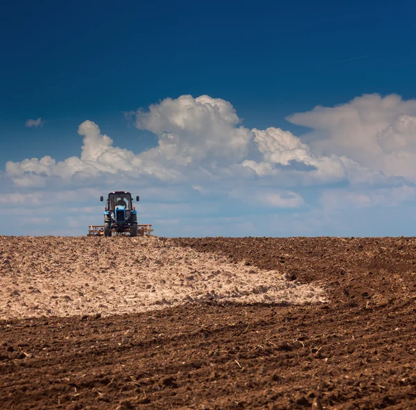 Agrícola Lanscape - trator que trabalha no campo — Fotografia de Stock