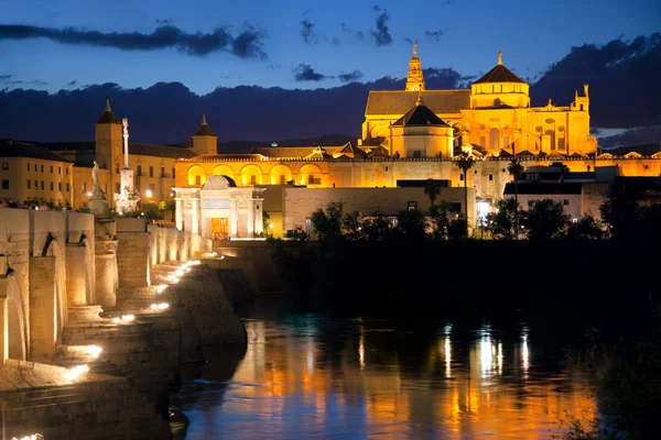 Římský most a mešita (mezquita) na večer, Španělsko, Evropa — Stock fotografie