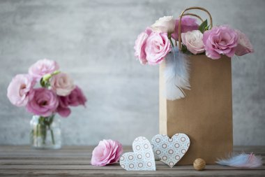 Romantik arka plan gül ve kağıt Kalpler