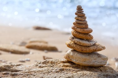 Taşlar denge ve ufuk zemin üzerine mavi deniz