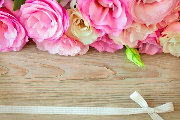 Flowers border and  retro ribbon  on the wooden surface, vintage — Stock Photo, Image