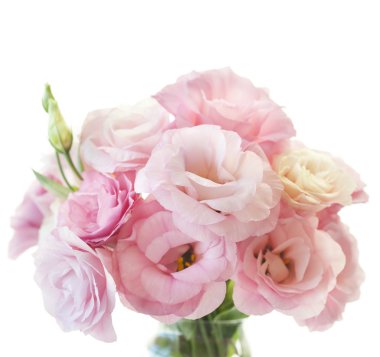 Romantik pembe eustoma demet izole üzerinde beyaz arka plan