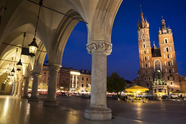 Krakow viktigaste torget nattvisning — Stockfoto