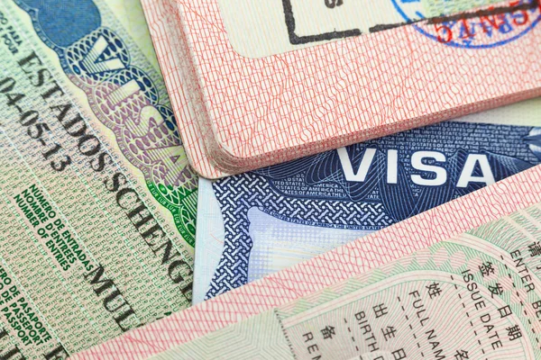 Chinese, USA and Shengen European visas in passports — Stock Photo, Image