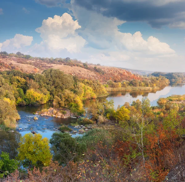Paesaggio - Valle del fiume in autunno, bella giornata di sole — Foto Stock