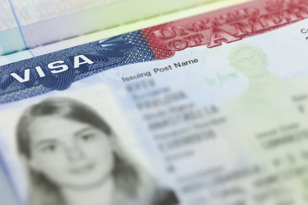 O visto americano em uma página de passaporte (EUA) fundo — Fotografia de Stock