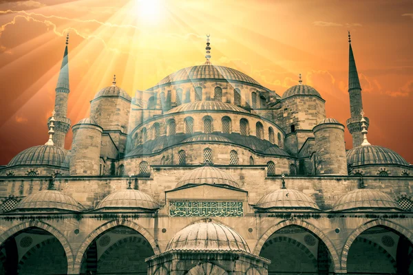 Sultanahmet Camii muhteşem manzarası ile güneş ve şaşırtıcı güneş ışınları — Stok fotoğraf