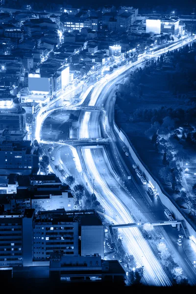 Natt väg med motion trafikerar i staden, blå — Stockfoto