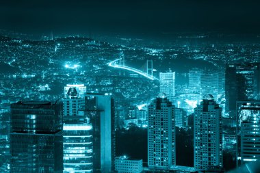 Işıklı şehir, mavi gece görüntüsü