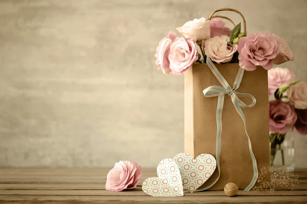 Fondo de amor con flores y arco — Foto de Stock