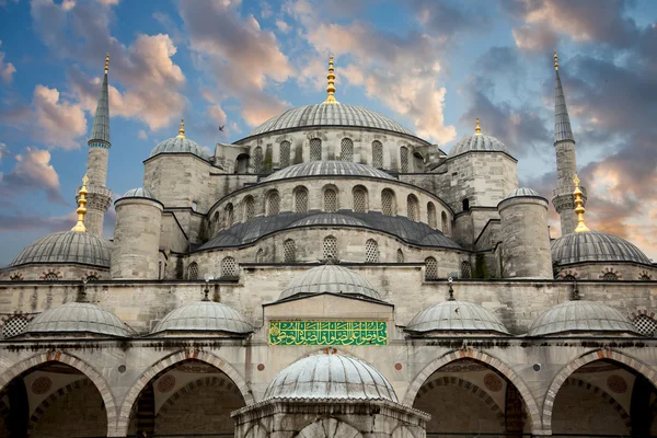 Mesquita Azul do pátio contra o belo céu, Istambul — Fotografia de Stock