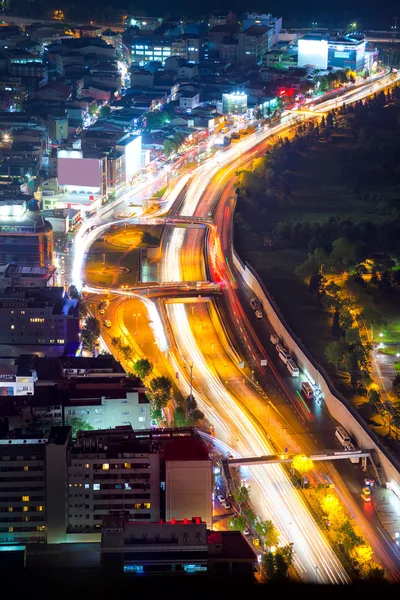 Estrada noturna com tráfego de movimento no bairro residencial, cidade lif — Fotografia de Stock