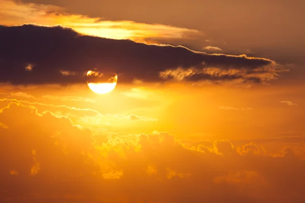 Unik stor sol och himmel bakgrund vid solnedgången tid — Stockfoto