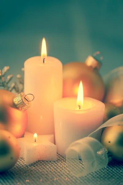 Винтажные рождественские украшения при свечах и безделушках — стоковое фото
