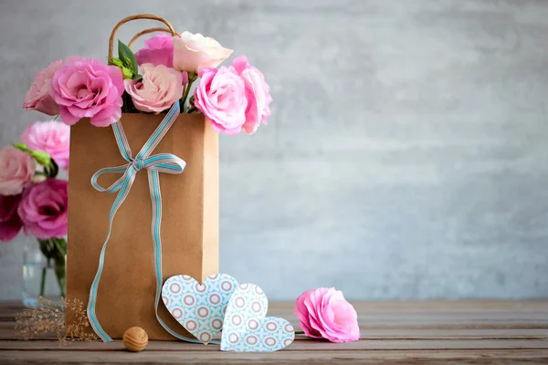 Älskar bakgrund med rosor blommor och rosett — Stockfoto