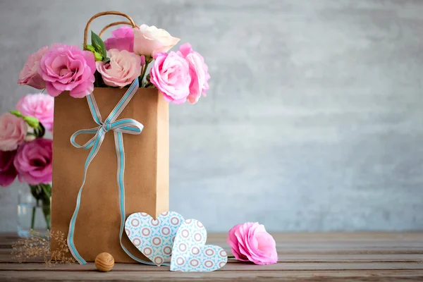 Fond d'amour avec des fleurs de roses et arc — Photo