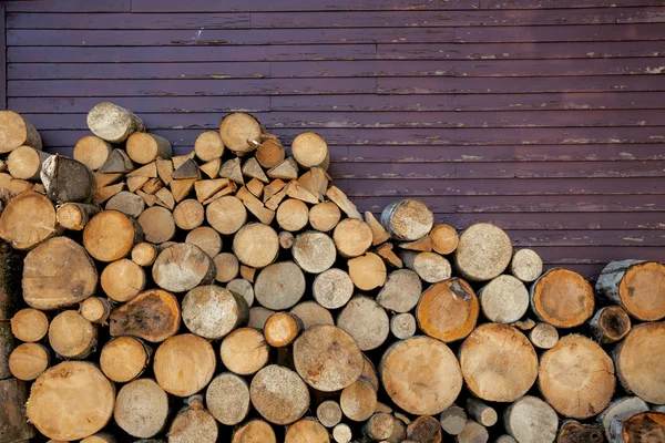 Fondo de troncos de madera y pared vieja — Foto de Stock